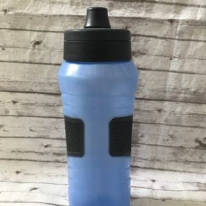 Under armor squeezable water bottle